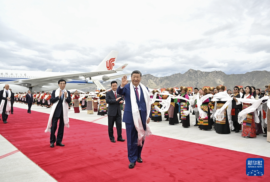 习近平率中央代表团抵达拉萨出席西藏自治区成立60周年庆祝活动(图3)