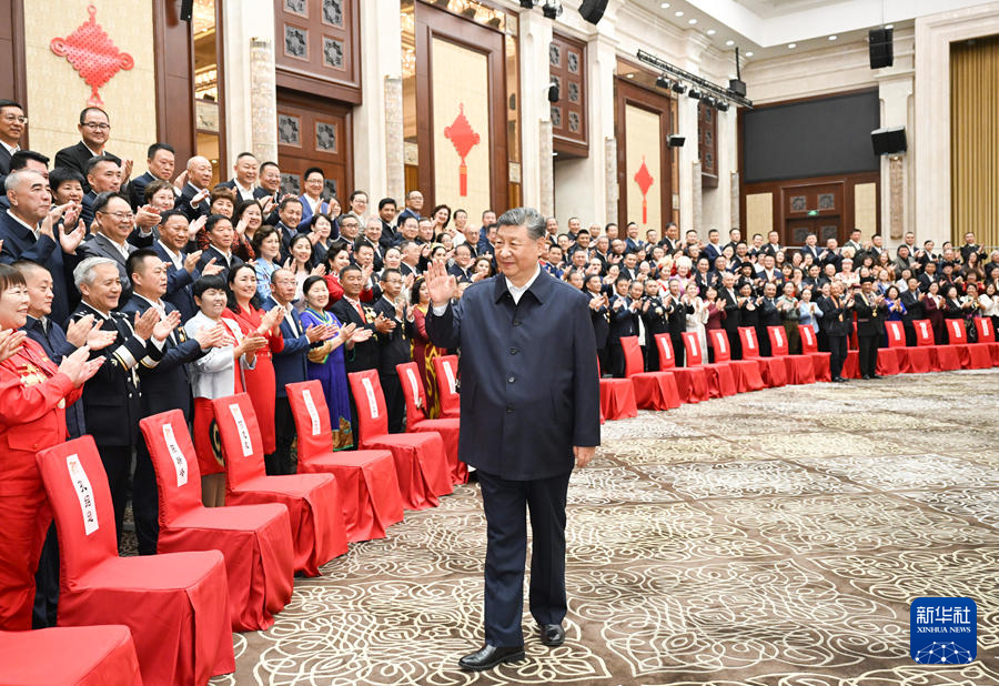习近平接见新疆各族各界代表(图3)