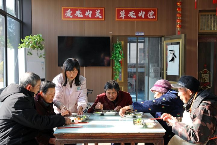 新华社北京3月2日电 《习近平总书记率领打赢脱贫攻坚战》一书近日由中共中央党校出版社出版，在全国发行。(图12)