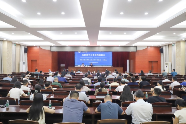 院（中心）举行党组理论学习中心组第八次集体学习