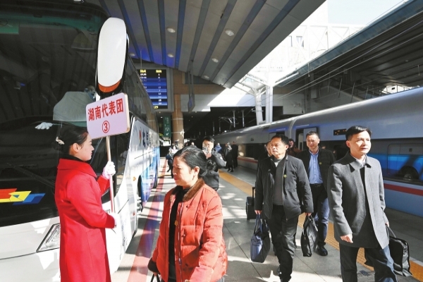 在湘全国人大代表抵达北京 沈晓明等同车抵达