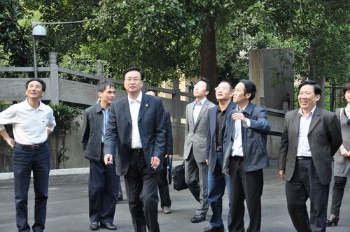 省长助理、省财政厅厅长李友志一行来我院检查指导工作(图1) 省长助理、省财政厅厅长李友志一行来我院检查指导工作(图1)