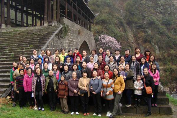 妇委会组织全院女职工外出考察学习(图1) 妇委会组织全院女职工外出考察学习(图1)