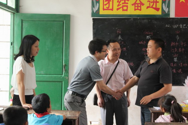 撒播点点爱心,关注留守儿童 ——院团委赴吉首丹青镇樟武村慰问小学生(图2) 撒播点点爱心,关注留守儿童 ——院团委赴吉首丹青镇樟武村慰问小学生(图2)