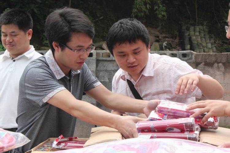 撒播点点爱心,关注留守儿童 ——院团委赴吉首丹青镇樟武村慰问小学生(图4) 撒播点点爱心,关注留守儿童 ——院团委赴吉首丹青镇樟武村慰问小学生(图4)